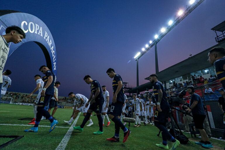 Los jugadores de Sportivo Trinidense y de Guaraní ingresan al Arsenio Arico para disputar las semifinales de la Copa Paraguay 2023.