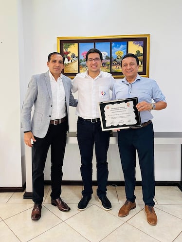 Óscar Gavilán Dávalos (izq.), César Torres y Julio César Aldama, en la sede de la Gobernación del Alto Paraná.