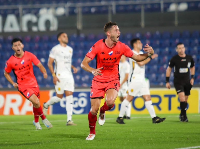 El argentino Ignacio Bailone, jugador de Nacional, celebra un gol en el partido frente a Guaraní por las seminales de la Copa Paraguay 2024 en el estadio Defensores del Chaco, en Asunción, Paraguay.