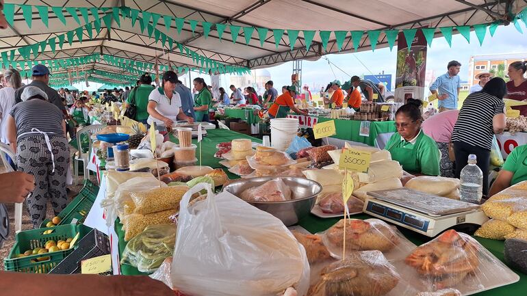 Feria de Agricultura Familiar Consuma lo que Itapúa Produce.