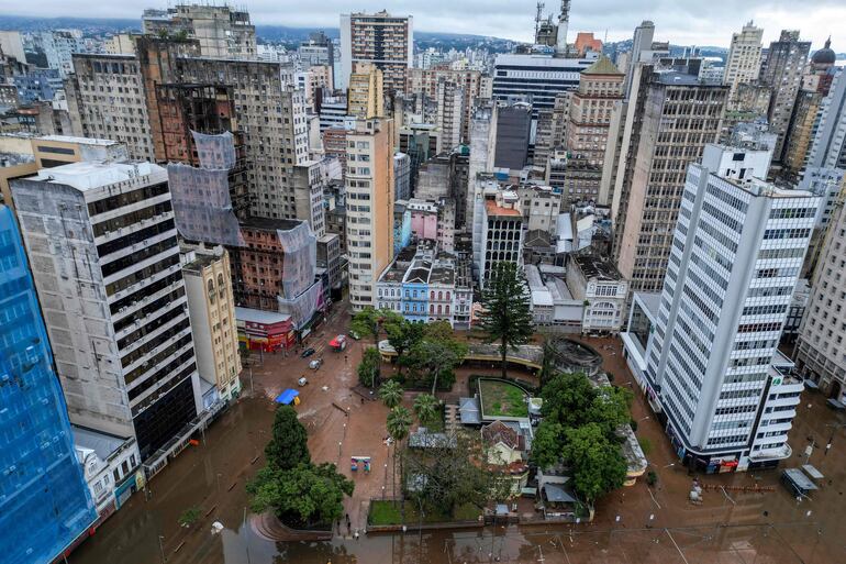 Vista aérea del centro inundado de Porto Alegre, estado de Rio Grande do Sul, Brasil (Photo by Nelson ALMEIDA / AFP)