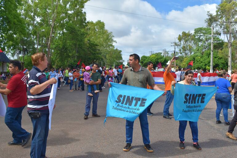 Docentes activos y jubilados cierran ruta en el cruce Villarrica-Paraguarí.