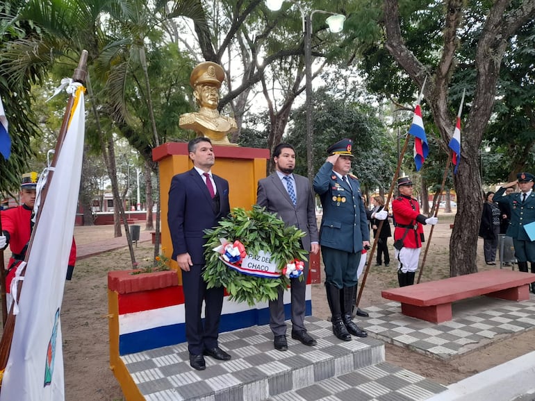 Autoridades depositaron una corona de laureles al pie del busto del Mcal. Estigarribia, en la Plaza de los Héroes de Pilar.