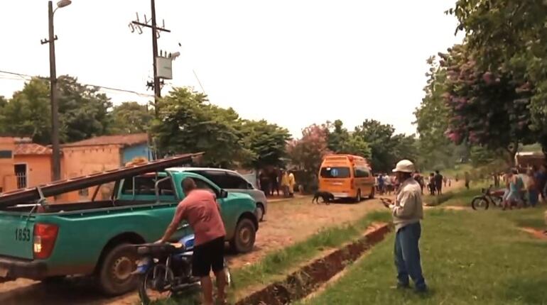 El hombre quería alzar el cable suelto de la ANDE y recibió descarga eléctrica mortal.