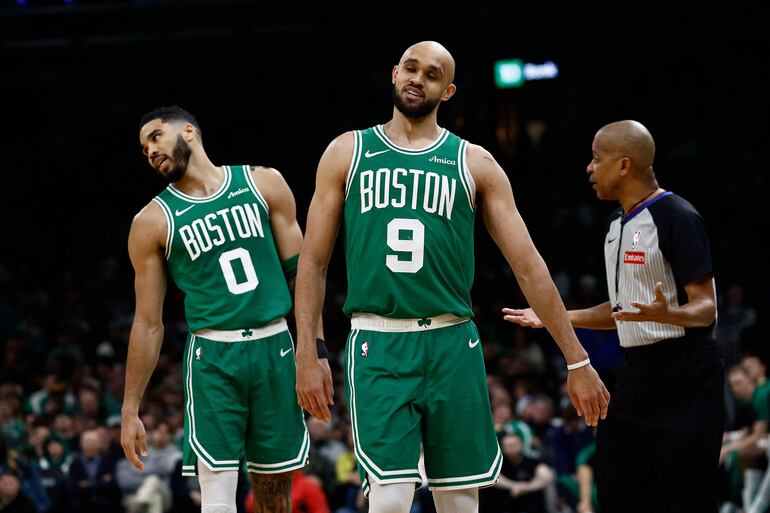 Los Celtics dominan a Nuggets en duelo de últimos campeones. Derrick White (9) y Jason Tatum encaminaron el triunfo verde este domingo.