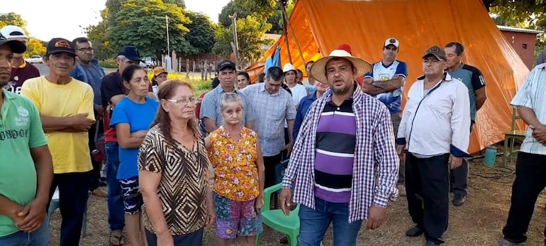 Desde el momento  del desalojo, la señora Eusebia recibe el acompañamiento de sus vecinos 