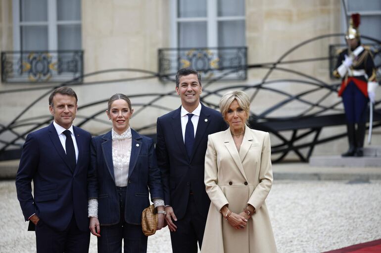 Dos piezas en tono azul y una blusa blanca de cuello alto fue la tenida elegida por Leticia Ocampos para asistir junto a Santiago Peña en la recepción ofrecida por el presidente francés Emmanuel Macron y su esposa Brigitte en el Palacio del Elíseo en París, antes de la ceremonia inaugural de los Juegos Olímpicos de París 2024. (EFE/EPA/ANDRE PAIN)
