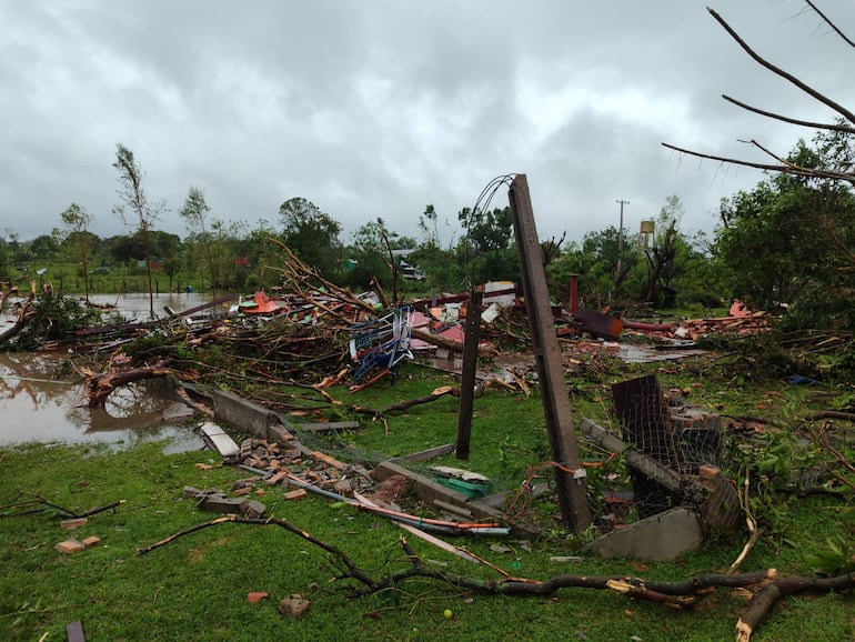 La comunidad de San Estanislao (Santaní) quedó conmocionada por el temporal que algunos describieron incluso como un “tornado” que afectó a la zona de Guaicá ayer .