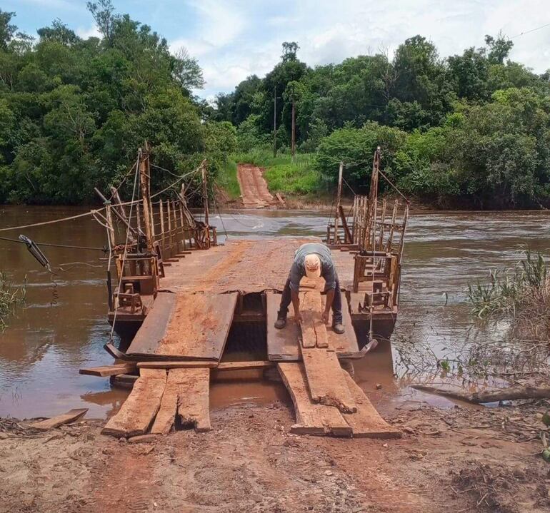 La precaria balsa que funciona entre Minga Guazú y Los Cedrales.