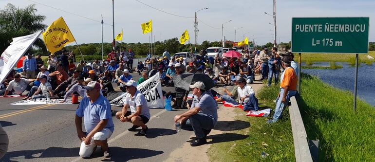 Manifestantes realizaron sentata en el puente ubicado sobre el arroyo Ñeembucú en la ciudad de Pilar.