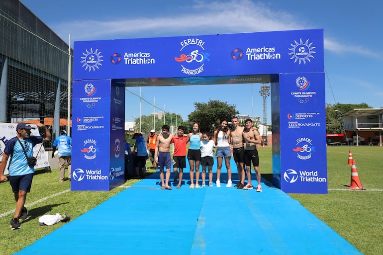 Algunos de los competidores en la primera fecha  del acuatlón,  organizado por la Federación Paraguaya de Triatlón. La segunda fecha será en la UAA.