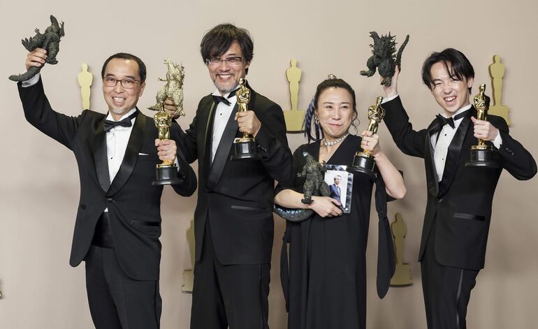 El director japonés Takashi Yamazaki y el equipo de efectos especiales de "Godzilla Minus One", que ganó el premio a los mejores efectos visuales.
