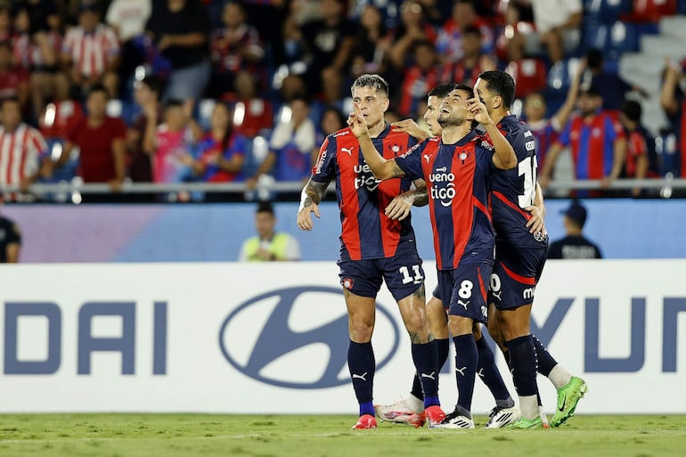 Los jugadores de Cerro Porteño festejan un gol en el partido frente a Melgar por la ida de la Fase 3 de la Copa Libertadores 2025 en el estadio La Nueva Olla, en Asunción, Paraguay.