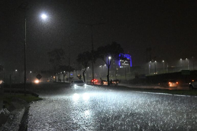 Tormentas eléctricas con importantes precipitaciones se reportaron en todo el país.