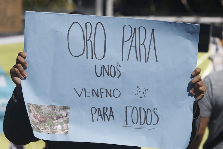 Ambientalistas protestaron frente al Congreso de El Salvador, de amplia mayoría oficialista, para exigir a los diputados que mantengan la prohibición de la minería metálica y que se prevé sea derogada a petición del presidente del país, Nayib Bukele. EFE/ Javier Aparicio