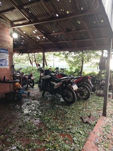 El galpon de un taller de motos sufrió la consecuencia del temporal en Tavai.