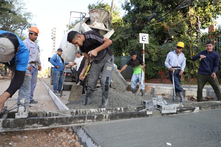 Los trabajos han provocado grandes molestias a vecinos y atascos en el tránsito.