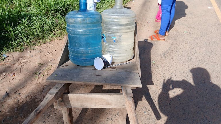 Pusieron en la ruta bidones de agua vacío como forma de protesta.