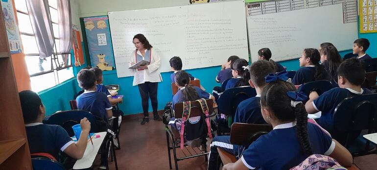 profesora enseñando en clase