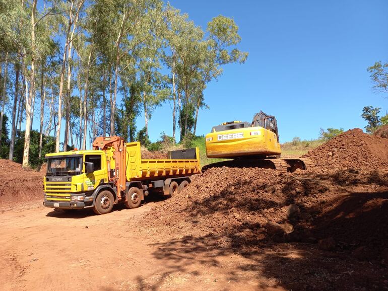 Construcción de estanque para la cria de peces, en el distrito de Tomás Romero Pereira. La Junta sospecha que los trabajos se hicieron con máquinas de la Comuna, pero cobrado por una empresa privada.