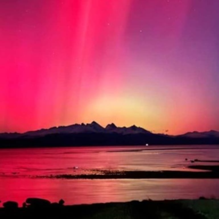 “Nuestra hermosa Ushuaia nos regala una noche con auroras australes”, escribió el intendente de esa ciudad, Walter Vuoto en sus redes sociales.