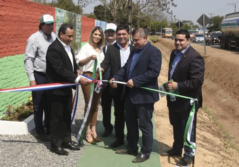 Hugo Javier González inaugura obra.