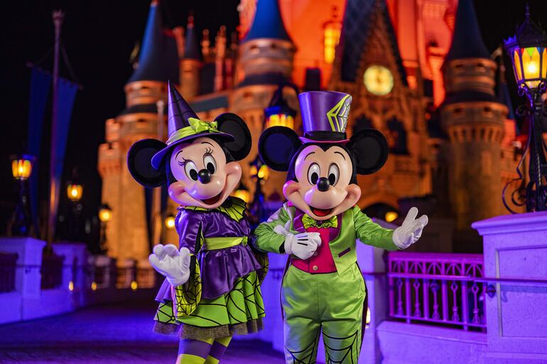 Mickey y Minnie Mouse vestidos con atuendos de Halloween en el parque Magic Kingdom ubicado en Lake Buena Vista, Florida (EE. UU.). 