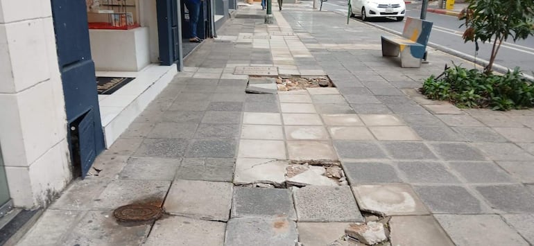 Peligrosos hundimientos aparecieron en varios tramos de la vereda de Palma por donde pasa el cableado subterráneo. La foto corresponde al tramo que pasa frente al Oratorio de la Virgen de la Asunción.