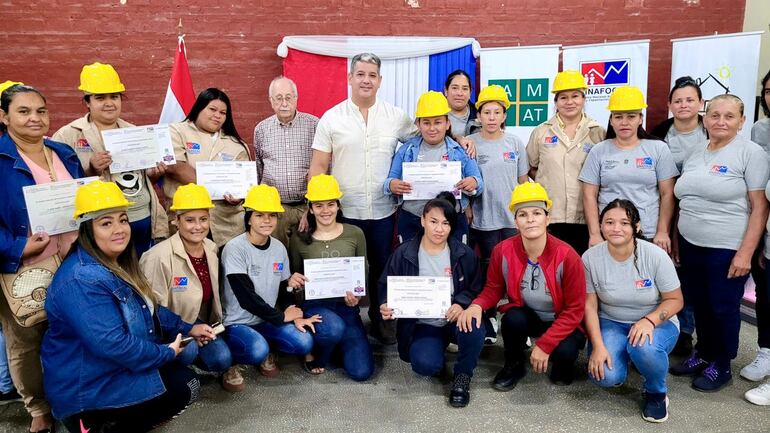 Mujeres albañiles recibieron sus certificados luego de la capacitación