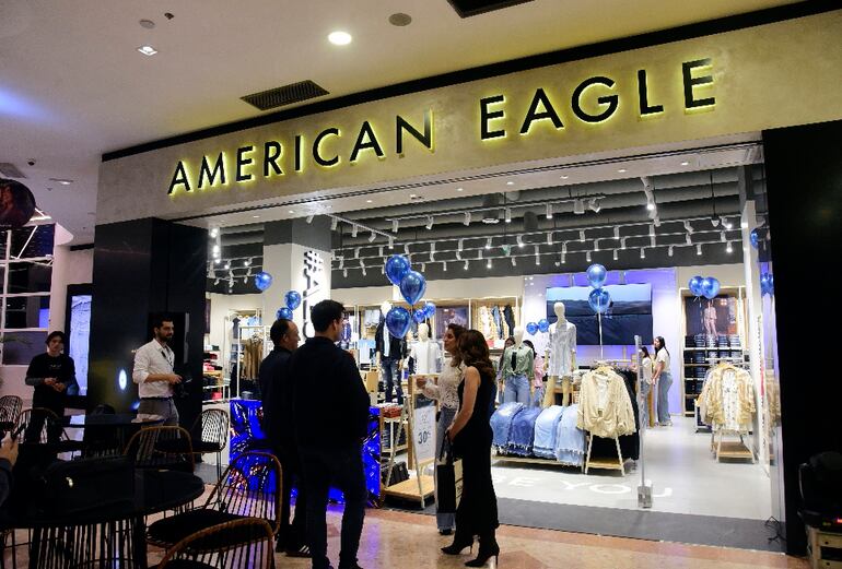 American Eagle abrió sus puertas en el Shopping Mariscal.