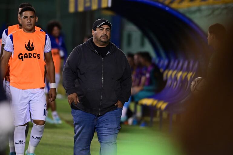 Humberto García, entrenador de Ameliano, durante el duelo ante el Sportivo Luqueño.