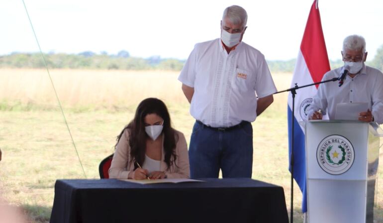 Claudia Centurión, exfuncionaria de confianza de Jiménez Gaona cuando era ministro del MOPC, firmó el contrato por la empresa.