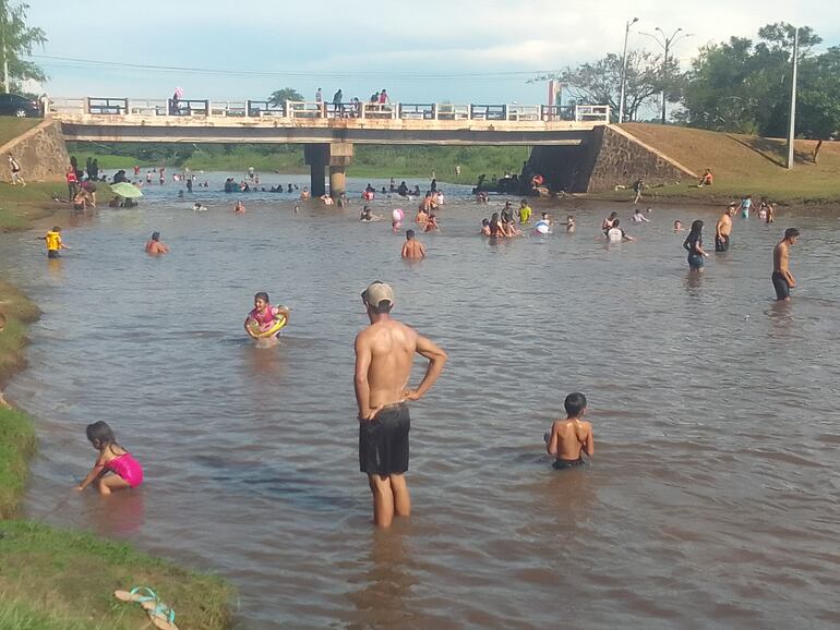 La playa del Tapiracuai nuevamente recibió a muchas personas hoy domingo