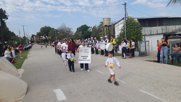 Personal de blanco del puesto de salud también desfilaron por el aniversario de la comunidad.