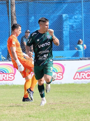 El atacante Emmanuel  Morales festeja el tanto de apertura, ante el lamento del portero Héctor Espínola. (Foto: 12 de Junio VH)