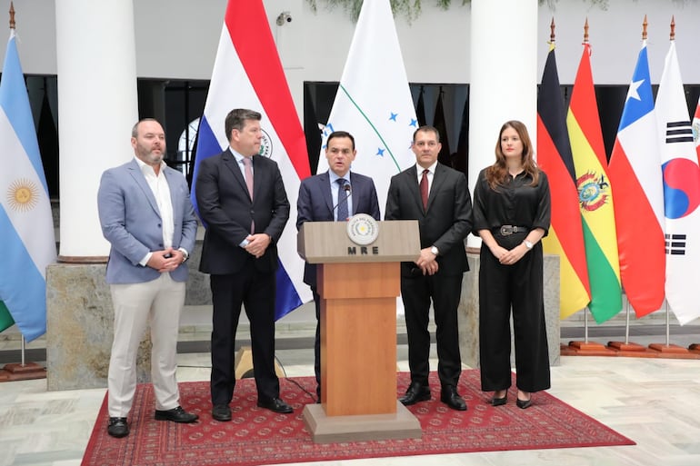 Rubén Ramírez Lezcano (c), canciller nacional, junto a los ministros de Medioambiente, Industria y Comercio, Agricultura y Ganadería y del Instituto Nacional Forestal (de derecha a izquierda)