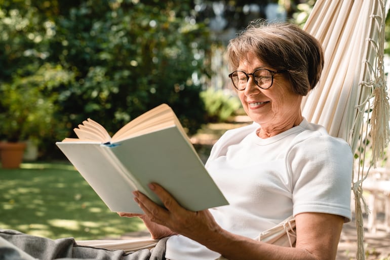 Adulto leyendo.