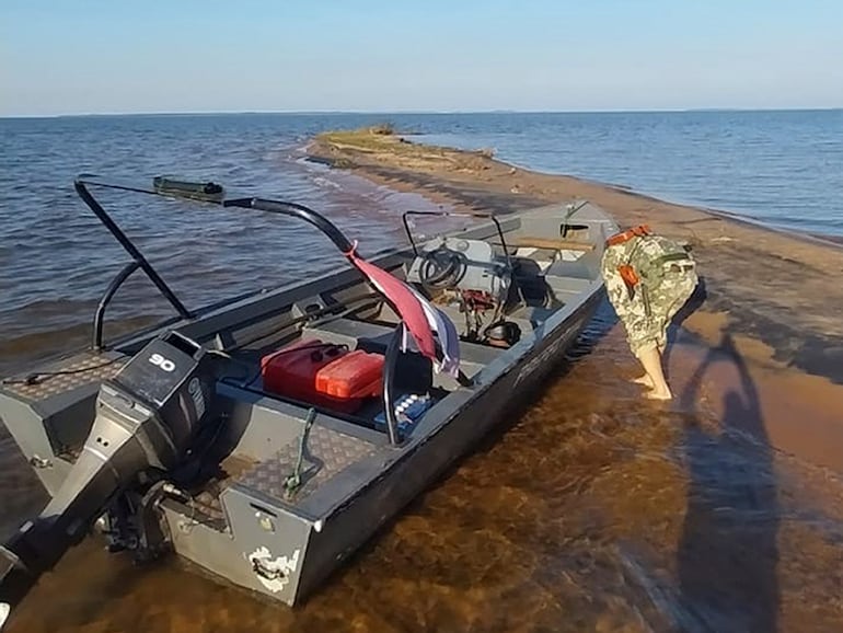 Hace poco más de diez días militares de la Base Naval verificaron la situación de las dunas y quedaban solo algunos metros de arena fuera del agua del río Paraná.