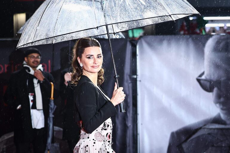 Penélope Cruz llegó protegida con un paraguas a la premier de la película Ferrari, en Londres.
