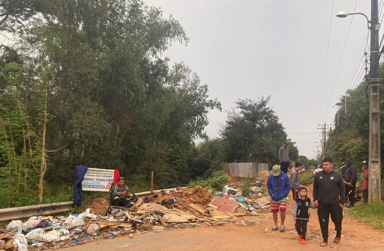 La zona de reparación de la calle Colonia Elisa se está convirtiendo en un vertedero de basusa.