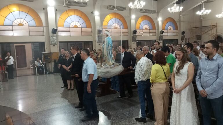 La Virgen de la Medalla Milagrosa ingresa en procesión dentro de la Iglesia e inicia la misa.