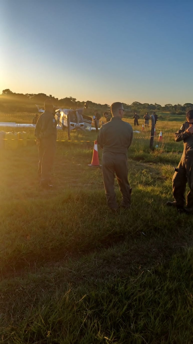 Miembros de la Fuerza Área y de personal de la DINAC llegaron hasta el aeródromo de Cerrito.