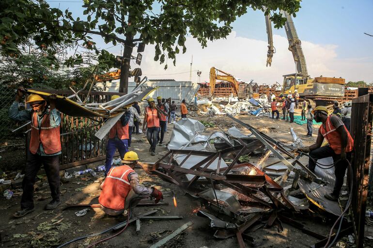 Operativos de rescate tras la caída de un cartel publicitario en India.