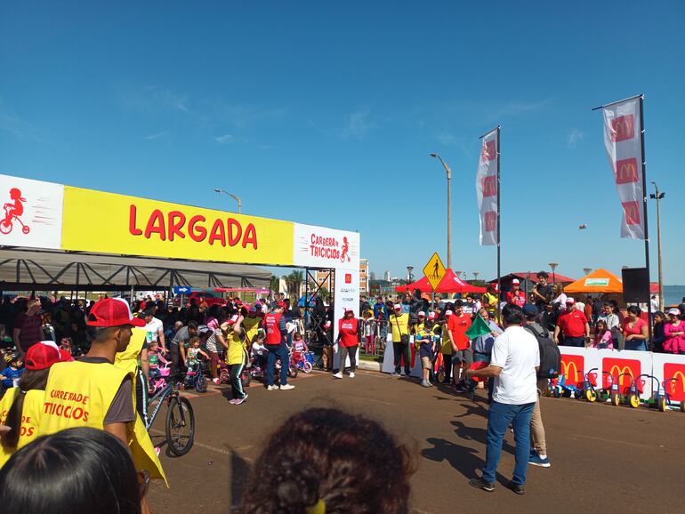 Décima Carrera de Triciclos en Encarnación.