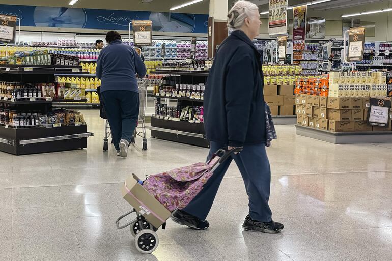 Personas hacen compras en un supermercado, en Buenos Aires (Argentina).  Según informó el Instituto Nacional de Estadística y Censos (Indec), el índice de precios al consumidor (IPC) se ubicó en agosto en el 124,4% interanual. (EFE)