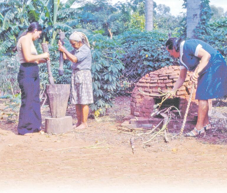 Antiguamente el mortero y el tatakua eran la combinación ideal para la Semana Santa en los pueblos del interior. En el fondo, el mandiocal.