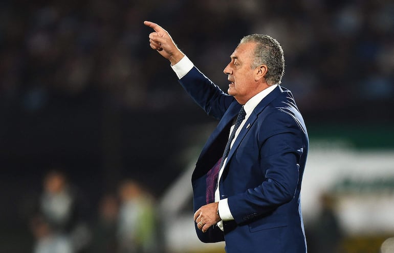 El argentino Gustavo Alfaro, entrenador de la selección de Paraguay, en el partido frente a Uruguay por la séptima fecha de las Eliminatorias Sudamericanas en el estadio Centenario, en Montevideo. 