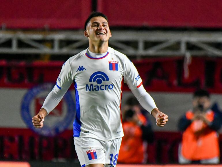 El paraguayo Blas Armoa, jugador de Tigre, celebra un gol en el partido frente a Argentinos Juniors por la sexta fecha de la Liga Profesional en el estadio Diego Armando Maradona, en Buenos Aires, Argentina.