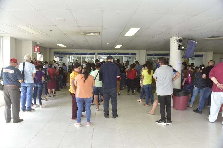 Los asegurados formando fila para retirar medicamentos en IPS Central.