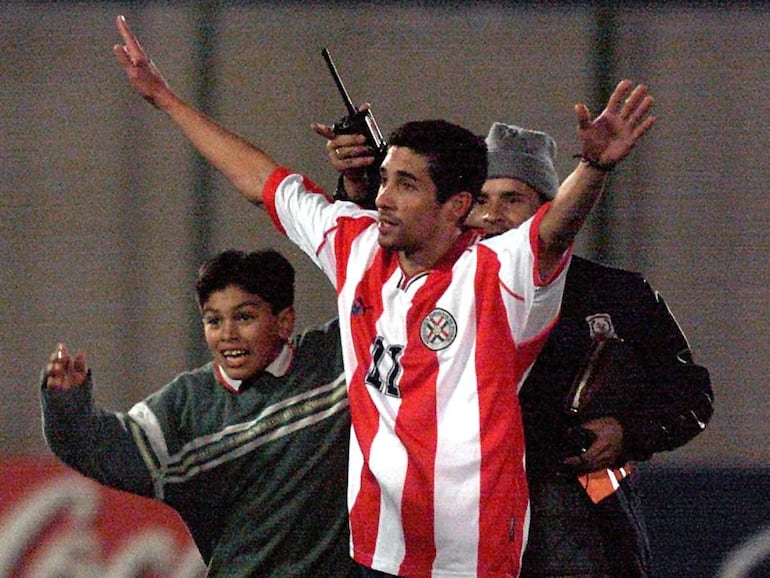 Jorge Campos, jugador de la selección de Paraguay, celebra un gol en el partido frente a Brasil por las Eliminatorias Sudamericanas al Mundial Corea-Japón 2002 en el estadio Defensores del Chaco, en Asunción.